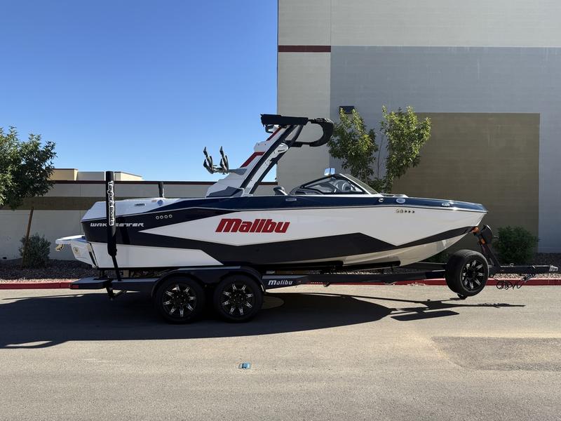 2026 Malibu 22 LSV