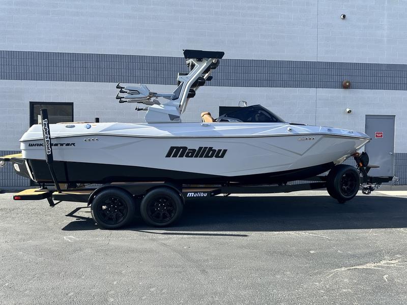 2026 Malibu 23 LSV