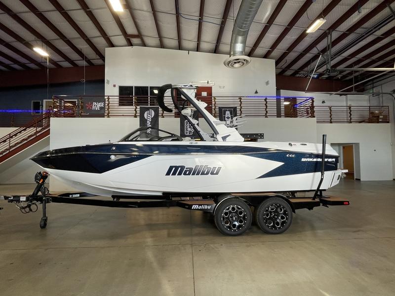 2025 Malibu 23 LSV